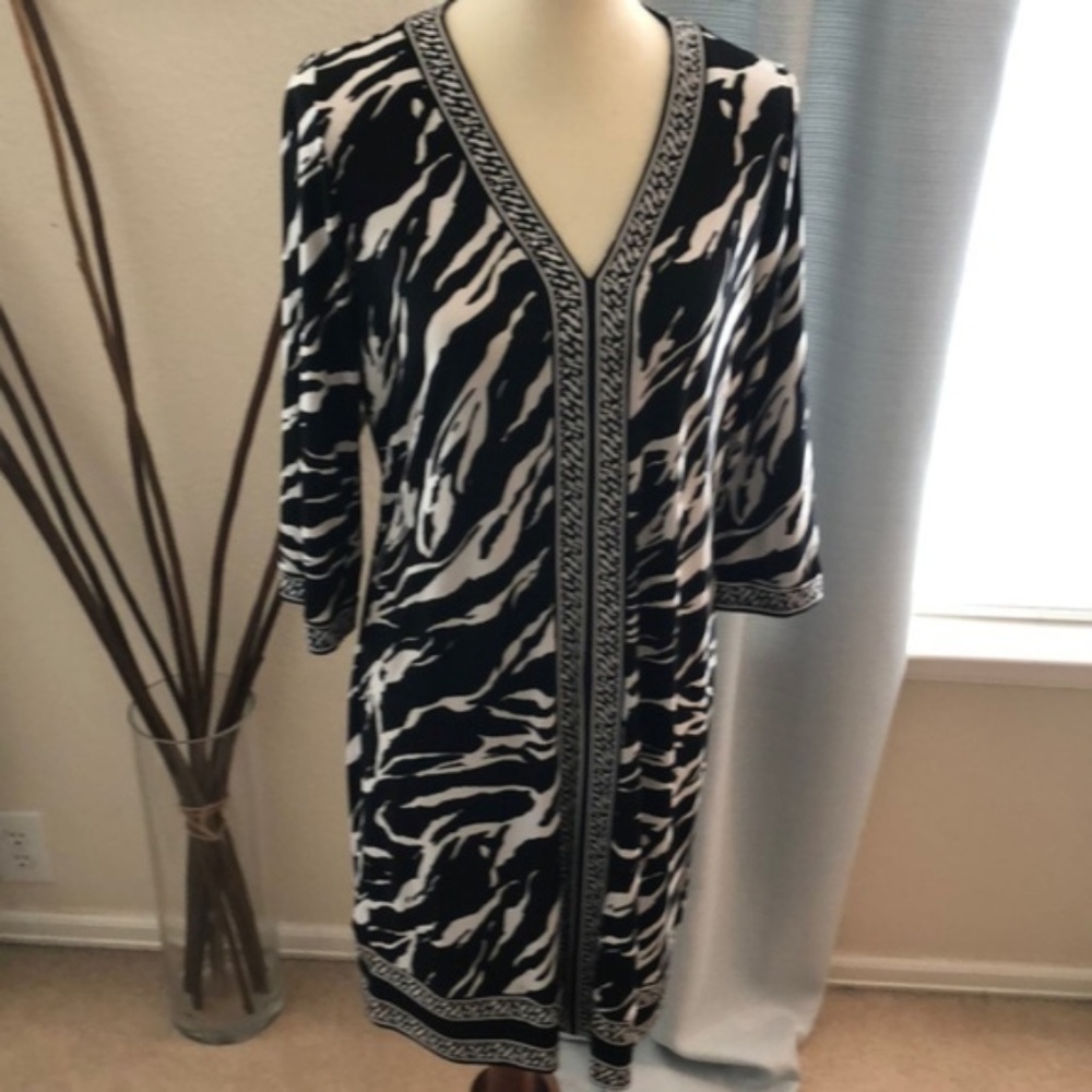 DANA BUCHMAN B&W Print V-Neck Dress